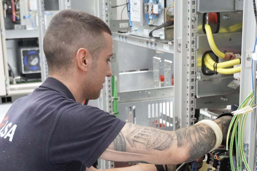 Trabajar en INELSA viniendo desde otro sector: la historia de Asier cuadros eléctricos